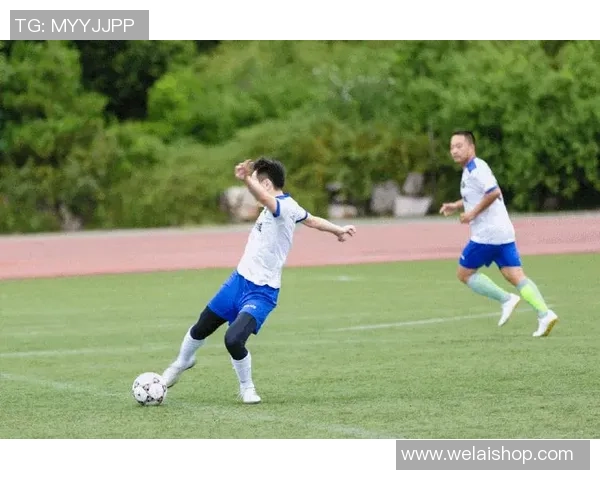 足球明星精彩瞬间动图集锦展现他们的踢球技艺与风采 足球明星精彩瞬间动图集锦展现他们的踢球技艺与风采